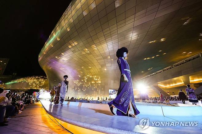 DDP에서 열린 아프리카 패션쇼 (서울=연합뉴스) 임화영 기자 = 13일 서울 중구 동대문디자인플라자(DDP)에서 '제8회 서울아프리카페스티벌'의 아프리카 패션쇼가 진행되고 있다. 2025.9.14 hwayoung7@yna.co.kr