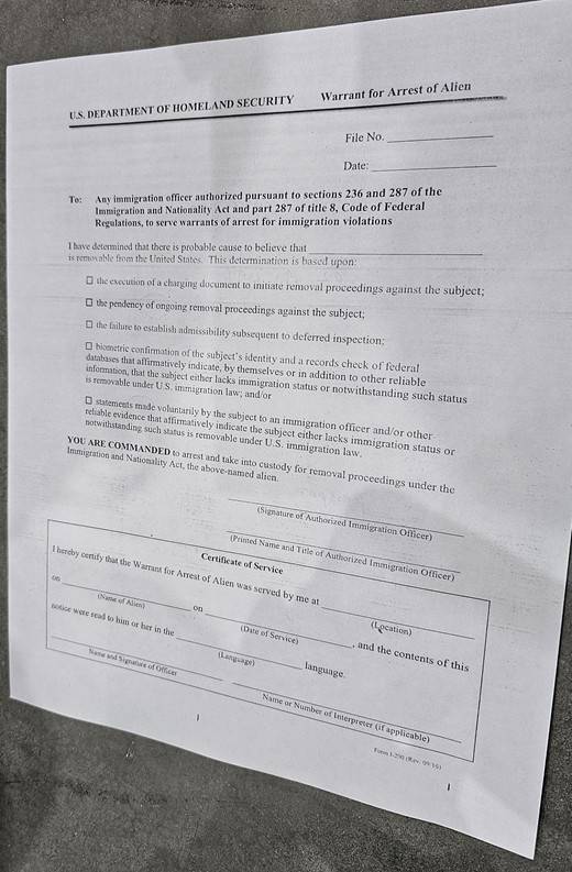 미국 이민세관단속국(ICE)이 작성을 요구한 외국인 체포 영장의 뒷장 [근로자 A씨 제공. 재판매 및 DB 금지]