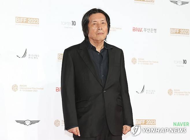 부산국제영화제 개막식 참석한 이창동 감독 (부산=연합뉴스) 이재희 기자 = 부산국제영화제(BIFF) 개막식이 열리는 4일 오후 부산 해운대구 영화의전당에서 이창동 감독이 포즈를 취하고 있다. 2023.10.4 scape@yna.co.kr