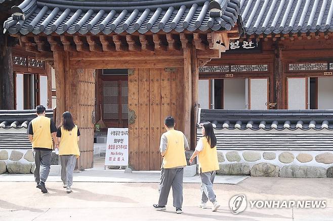 짝 찾으러 절로 간 청춘남녀 (속초=연합뉴스) 류호준 기자 = 14일 강원 속초시 설악동 신흥사 일원을 미혼 남녀 템플스테이 '나는 절로, 신흥사' 참가자들이 걷고 있다. 2025.9.14 ryu@yna.co.kr