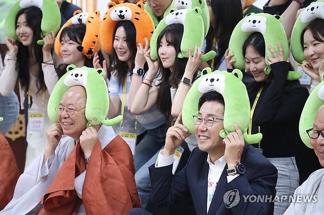 좋은 인연을 기대하며 (속초=연합뉴스) 류호준 기자 = 13일 강원 속초시 설악동 신흥사에서 열린 미혼 남녀 템플스테이 '나는 절로, 신흥사' 참가자들이 단체 사진을 찍고 있다. 2025.9.13 ryu@yna.co.kr