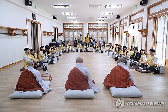 나는 절로, 신흥사 성료 (속초=연합뉴스) 류호준 기자 = 14일 강원 속초시 설악동 신흥사에서 미혼 남녀 템플스테이 '나는 절로, 신흥사' 회향식이 열리고 있다. 2025.9.14 ryu@yna.co.kr