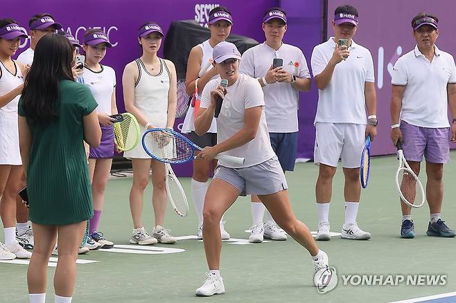 이가 시비옹테크 '이건 첫 번째 레슨' (서울=연합뉴스) 류효림 기자 = 올해 윔블던 테니스 우승을 차지한 이가 시비옹테크가 14일 서울 송파구 올림픽공원 테니스코트에서 열린 이가 시비옹테크 원포인트 클리닉에서 스윙 시범을 하고 있다. 2025.9.14 ryousanta@yna.co.kr