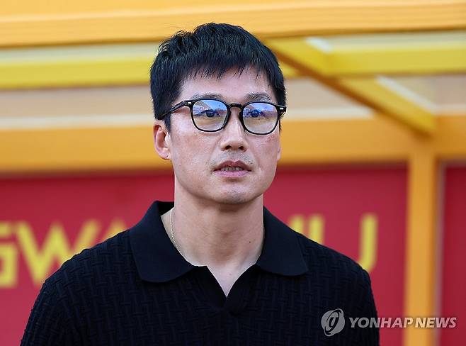 그라운드 응시하는 이정효 감독 (광주=연합뉴스) 조남수 기자 = 22일 광주월드컵경기장에서 열린 K리그1 2025 20라운드 광주FC와 대전하나시티즌의 경기. 광주 이정효 감독이 그라운드를 응시하고 있다. 2025.6.22 iso64@yna.co.kr