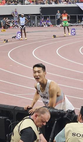 김도균 코치와 대화하는 우상혁 (서울=연합뉴스) 우상혁이 14일 일본 도쿄 국립경기장에서 열린 2025 세계육상선수권 남자 높이뛰기 예선 경기 중 김도균 국가대표 코치와 대화하고 있다. [대한육상연맹 제공. 재판매 및 DB금지]