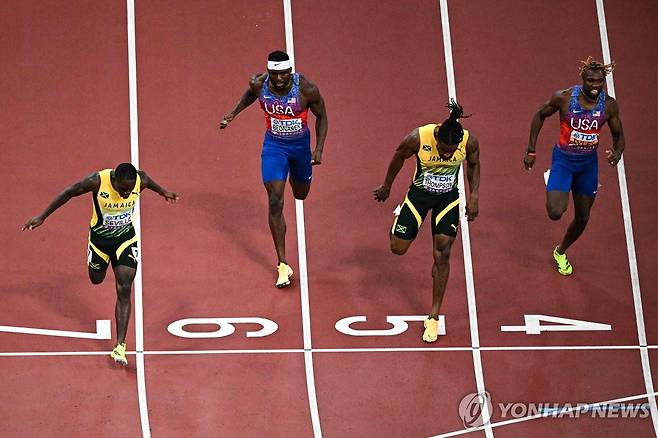 세빌, 도쿄 세계육상선수권 남자 100ｍ 우승 (도쿄 AFP=연합뉴스) 세빌(왼쪽)이 14일(한국시간) 일본 도쿄 국립경기장에서 열린 2025 도쿄 세계육상선수권 남자 100ｍ 결선에서 우승한 뒤, 포효하고 있다.