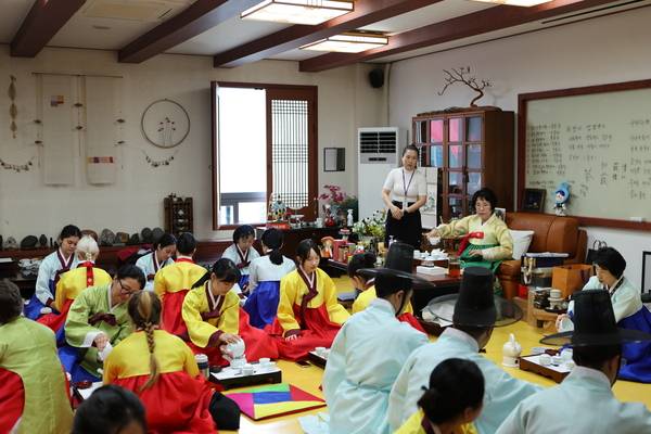 한국차문화협회와 연수구가족센터가 가천대 메디컬캠퍼스 인수당에서 지역 다문화 가정을 대상으로 차 문화와 전통문화교육을 진행하고 있다. /한국차문화협회 제공