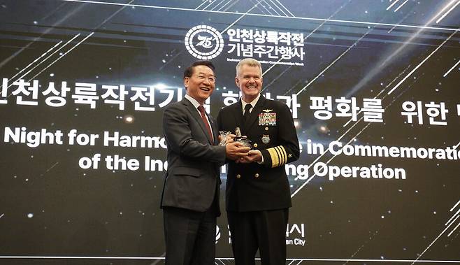 ▲&nbsp;지난 14일 인천 중구 하버파크 호텔에서 열린 제75주년 인천상륙작전 기념행사 '화합과 평화를 위한 밤'에서 유정복 시장과 사무엘 파파로 미국 인도·태평양사령관이 기념사진을 촬영하고 있다. /사진제공=인천시