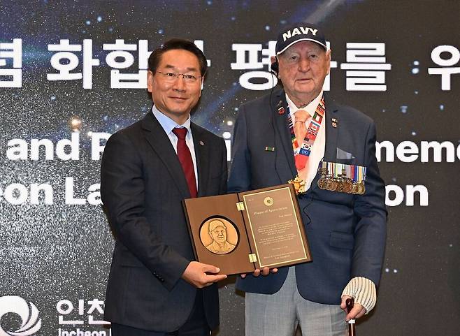 ▲ 유정복 인천시장이 지난 14일 중구 하버파크호텔에서 열린 인천상륙작전 기념 '화합과 평화를 위한 밤'에서 호주 참전용사에게 감사패를 수여하고 있다. /사진제공=인천시