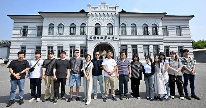 ▲ 인천경기기자협회가 광복 80주년을 맞은 시점에서 회원들과 지난 6일부터 10일까지 5일간 하얼빈역 안중근 의사 기념관, 731부대 전시관, 뤼순 감옥과 법원 등을 탐방했다. /인천경기기자협회 공동취재단