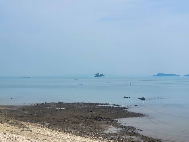 ▲ 15일 인천 옹진군 영흥면 내리어촌계 어업인복지회관에서 바라본 '꽃섬'