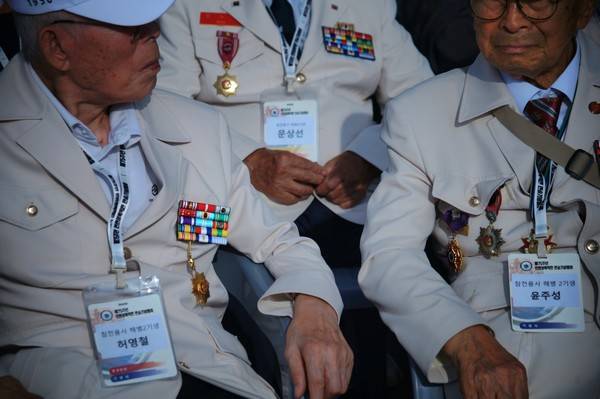 오늘(15일) 내항8부두에서 열린 '제75주년 인천상륙작전 전승기념행사'에 참석한 참전 용사들. [사진 = 이장원 기자]