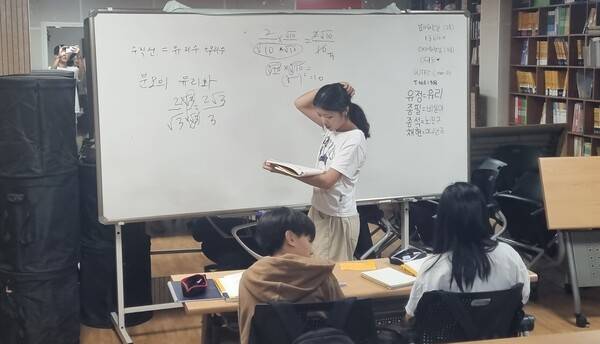 지난 12일 광주광역시 동구 학교밖청소년지원센터에서 학생들이 멘토링 수업을 받고 있다. 정승우 기자