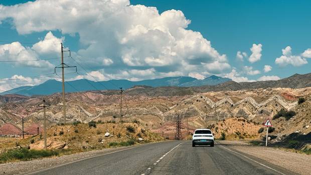 할아버지 송주동, 아빠 송진욱, 손자 송다니엘과 송하진 등 3대(代)가 함께 한 80일간의 여행 기록을 담은 ‘송송송 가족여행:전기차 지구횡단’ 스틸 컷.  <어쩌다 필름 제공>