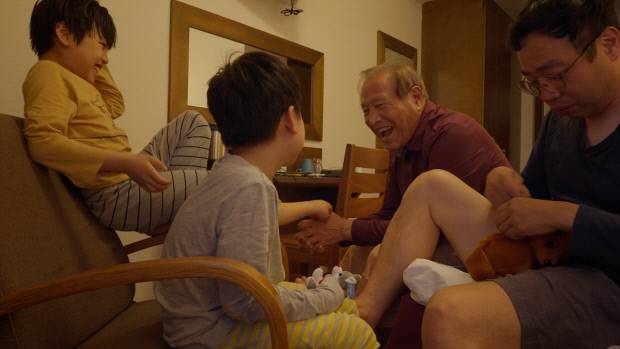 할아버지 송주동, 아빠 송진욱, 손자 송다니엘과 송하진 등 3대(代)가 함께 한 80일간의 여행 기록을 담은 ‘송송송 가족여행:전기차 지구횡단’ 스틸 컷.  <어쩌다 필름 제공>