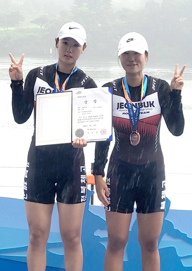 전북체고 김지호, 임하늬가 더블스컬에서 동메달을 획득하고 메달과 함께 기념촬영을 하고 있다./사진제공=전북체중고