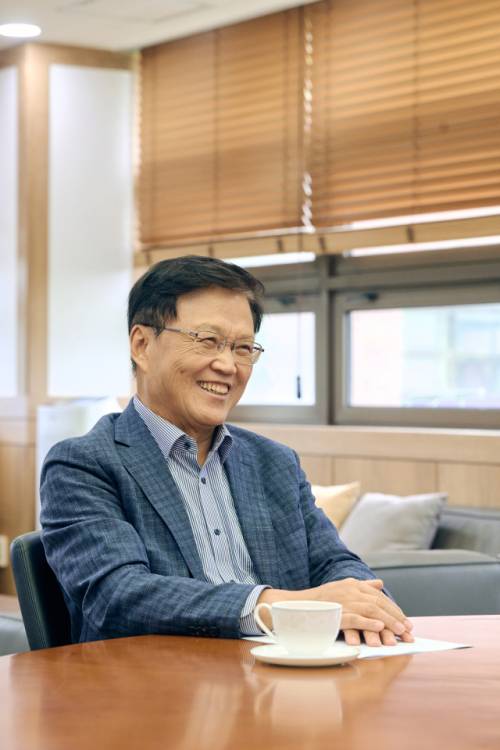 최양희 한림대학교 제12대 총장이 지난 12일 대학본부 총장실에서 기자와 대화를 나누고 있다. 최 총장은 지난 4년 제11대 총장으로서의 성과를 돌아보고 향후 4년의 임기를 어떻게 보낼 지에 대해 자세하게 설명하면서