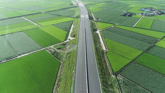 국토교통부와 한국도로공사는 11일 새만금-전주 고속도로 4공구 건설현장에서 "총 길이 55.1㎞의 새만금~전주 고속도로 공정률이 97%에 달해 11월 21일 적기 개통이 가능할 것"이라고 밝혔다. 한반도 남부를 동서로 잇는 새만금~포항 고속도로 중 새만금~전주 구간이 개통하면 새만금 지역 접근성이 크게 개선될 것으로 기대된다. 사진은 공사 중인 새만금~전주 고속도로 모습. 2025.9.11. 도로공사 제공