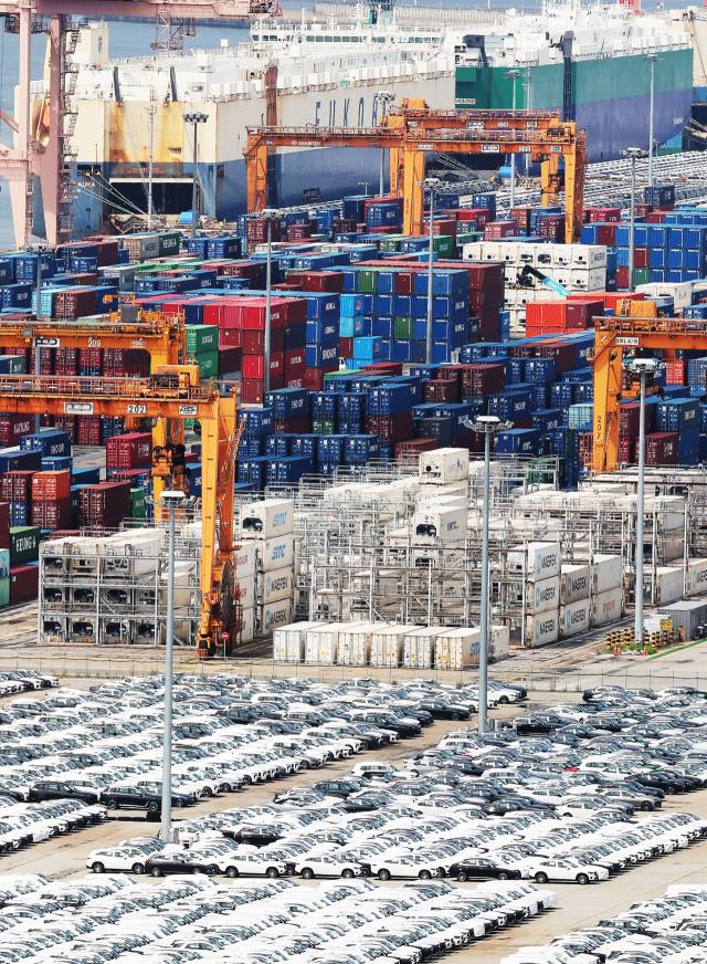 사진은 이달 4일 경기도 평택항에 컨테이너가 쌓여 있는 모습. 연합뉴스