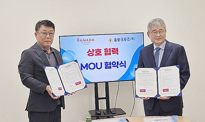 이창희 호텔라마다 울릉(좌)과 조현덕 울릉크루즈대표가 업무협약을 체결하고 기념촬영하고 있다. /울릉크루즈 제공