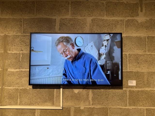 전시장 영상으로 만나는 딕 브루노 작업 모습. 김은영 기자 key66@