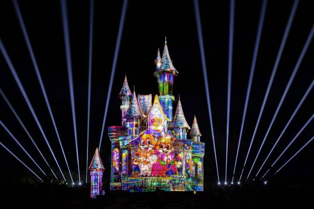 롯데월드 부산이 선보인 맵핑쇼 ‘글로리 라이츠’가 성 전체를 빛으로 물들이고 있다. 롯데월드 부산 제공