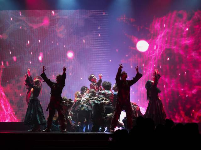 롯데월드 어드벤처 부산의 가을 시즌 스테이지 쇼 ‘빅대디 좀비 나이트’. 저주받은 광산의 유일한 생존자 카일과 빅대디의 대결을 그린 록 뮤지컬이다. 롯데월드 부산 제공