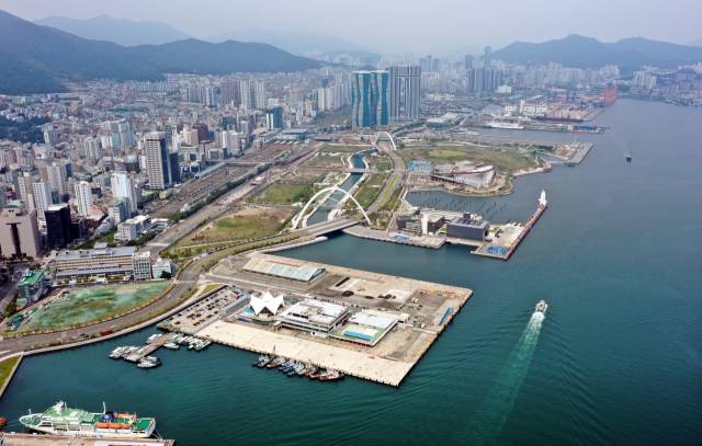 부산항 북항 재개발사업이 제 속도를 내지 못하면서 해양수도 부산의 미래 비전 구상에도 차질이 우려된다. 북항 1·2단계 재개발 사업지 전경. 정종회 기자 jjh@