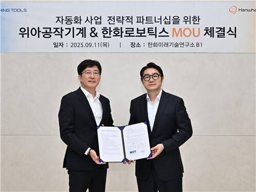 지난 11일 경기 성남시 판교 한화미래기술연구소에서 주재진(왼쪽) 위아공작기계 대표와 정병찬 한화로보틱스 대표가 '협동로봇 공작기계 자동화 설루션' 협력 업무협약을 체결한 뒤 기념사진을 찍고 있다./위아공작기계/