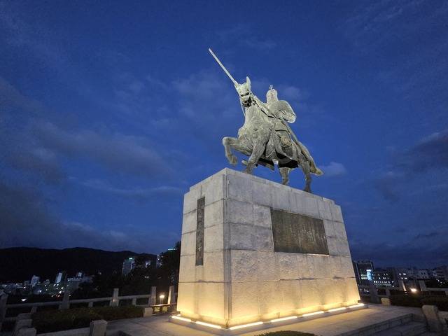 경주 황성공원에 건립된 김유신 장군 동상 야경.