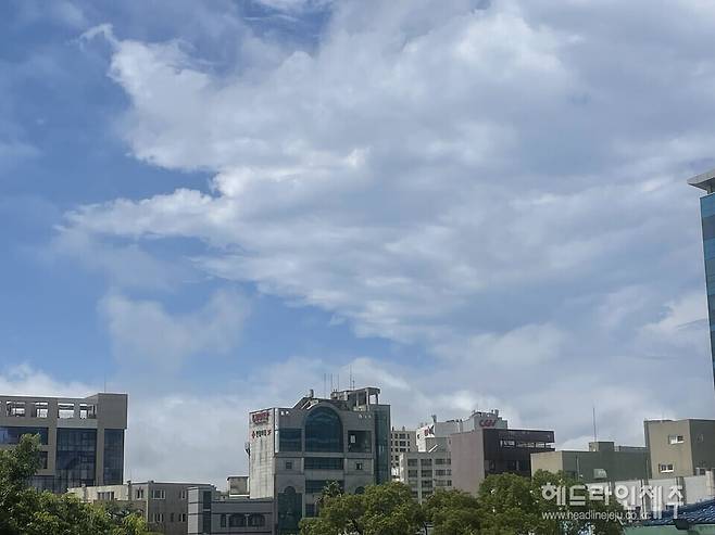 15일 낮 12시20분쯤 다시 맑게 개인 하늘.