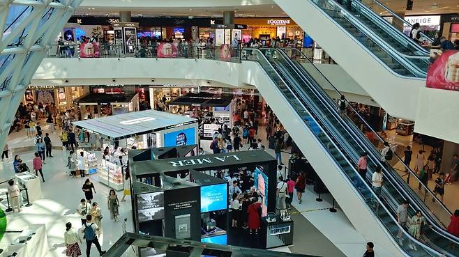 중국 하이난에 싼야시에 2014년 축구장 17개(12만㎡) 면적 규모로 설치된 싼야국제면세시티 전경.