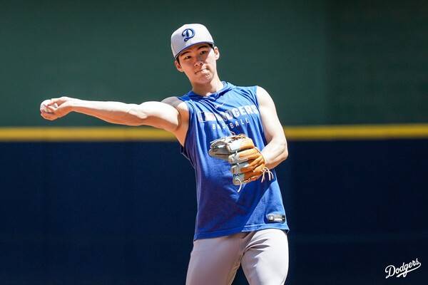 송구 중인 김혜성(사진=LA 다저스 SNS)