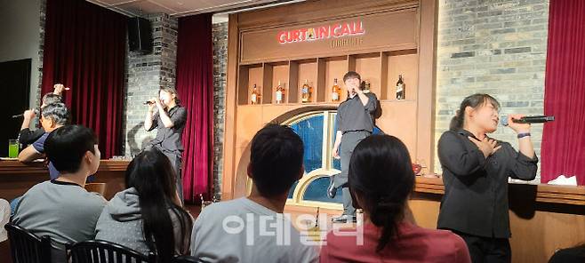 뮤지컬 ‘브로드웨이 42번가’를 테마로 한 샤롯데씨어터 뮤지컬펍 ‘커튼콜 인 샬롯’의 공연 장면(사진=김미경 기자).