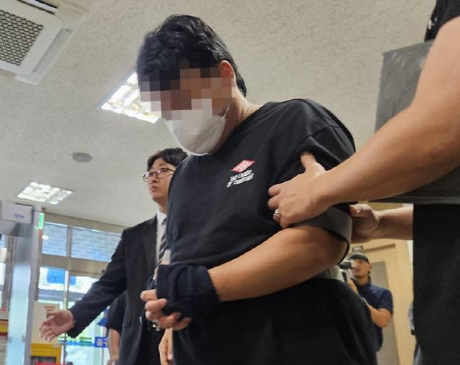 15일 대구지법에서 생후 35일된 아들을 때려 숨지게 한 30대 아빠가 구속 전 피의자 심문(영장실질심사)을 받기 위해 영장 실질 법정으로 들어가고 있다.(사진=연합뉴스)