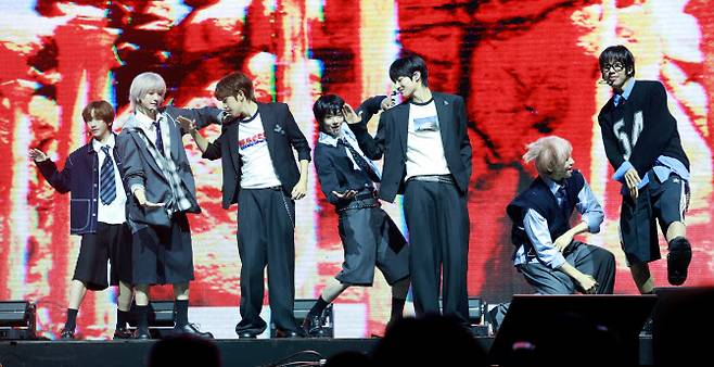 그룹 아이딧(IDID)이 15일 서울 광진구 예스24 라이브홀에서 열린 첫 미니앨범 ‘아이 디드 잇.’(I did it.) 발매 쇼케이스에서 타이틀곡 ‘제멋대로 찬란하게’를 열창하고 있다.(사진=뉴스1)