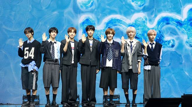 그룹 아이딧(IDID)이 15일 서울 광진구 예스24 라이브홀에서 열린 첫 미니앨범 ‘아이 디드 잇.’(I did it.) 발매 쇼케이스에서 포토타임을 갖고 있다.(사진=뉴스1)