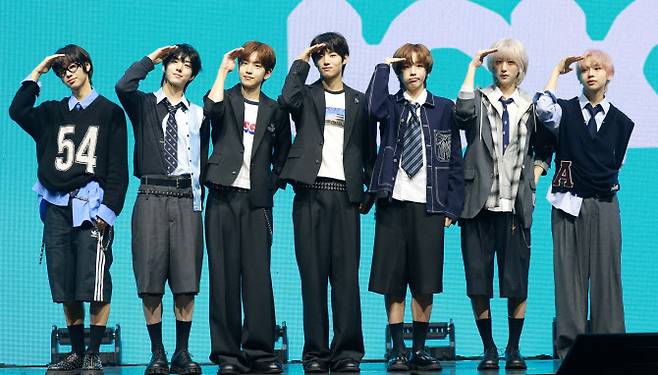 그룹 아이딧(IDID)이 15일 서울 광진구 예스24 라이브홀에서 열린 첫 미니앨범 ‘아이 디드 잇.’(I did it.) 발매 쇼케이스에서 포즈를 취하고 있다.(사진=뉴스1)