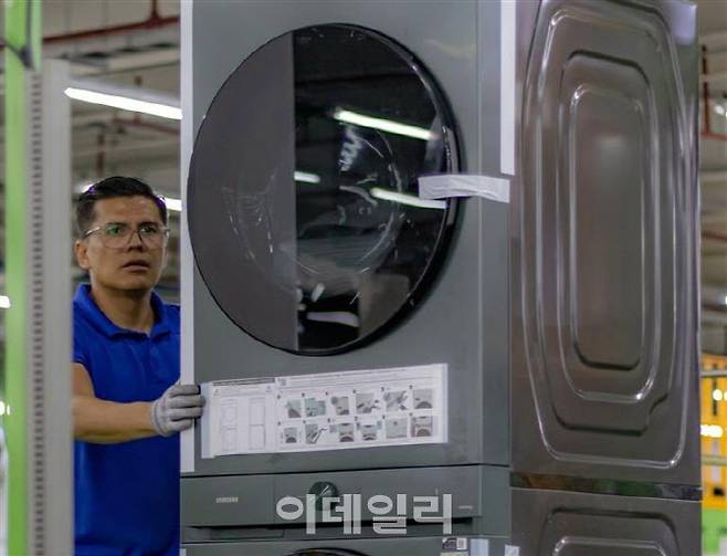 멕시코 케레타로에 있는 삼성전자 가전 공장에서 직원이 세탁기를 조립하고 있다.(사진=연합뉴스)