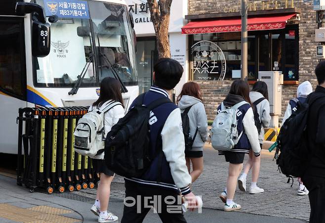 중고등학생 등교 모습(사진=뉴시스)