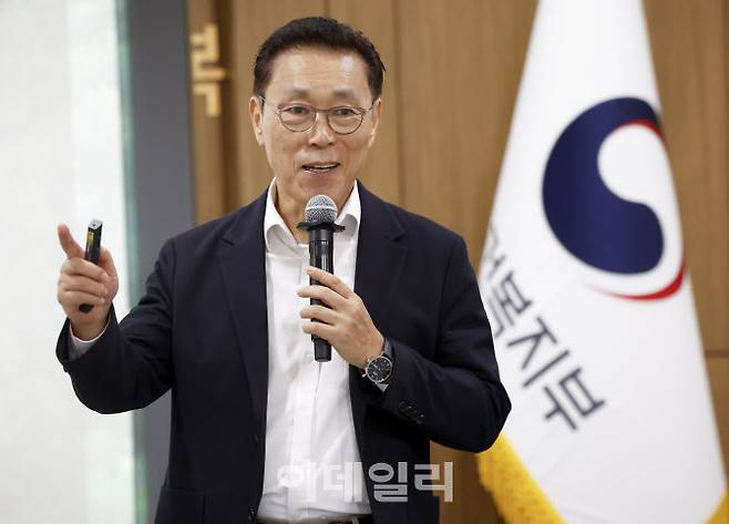 김태유 서울대 명예교수가 15일 정부세종청사에서 보건복지부 고위공무원을 대상으로 특강을 하고 있다.(사진=복지부 제공)
