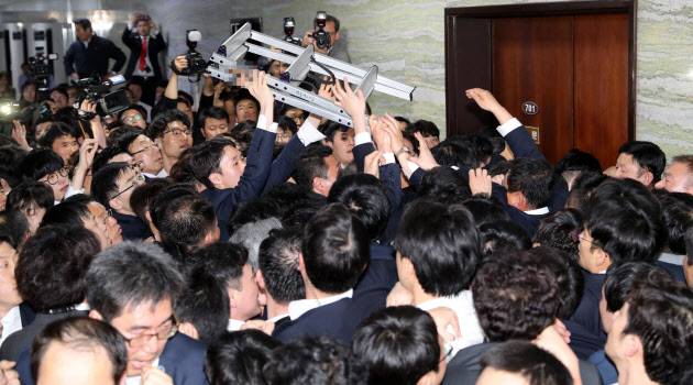 정양석 자유한국당 원내수석부대표를 비롯한 의원들과 보좌관들이 2019년 4월 25일 오후 서울 여의도 국회 의안과 앞에서 여당의 공수처법 등 패스트트랙 지정 법안 제출을 저지하기위해 몸으로 막아섰고, 국회의장의 경호권 발동으로 국회 방호원들이 의원들을 끌어내려고 시도하고 있다. (사진=뉴스1)