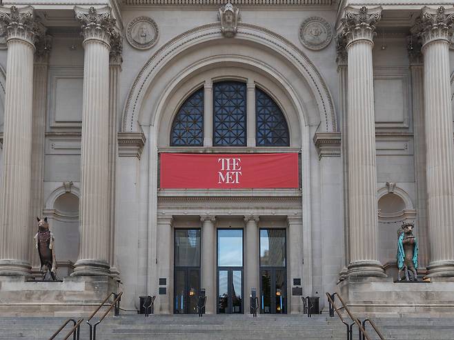 《더 제네시스 파사드 커미션: 제프리 깁슨, The Animal That Therefore I Am》전시 전경