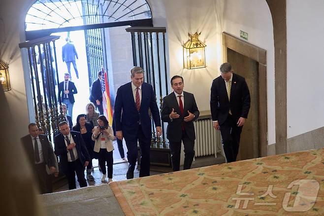 스콧 베선트 미국 재무부 자관과 제이미슨 그리어 미국무역대표부(USTR) 대표가 14일(현지시간) 스페인 마드리드에서 호세 마누엘 알바레스 스페인 외무장관의 아내로 중국과의 제4차 고위급 무역협상을 위한 회담장에 들어서고 있다. 2025.09.14. ⓒ 로이터=뉴스1 ⓒ News1 류정민 특파원