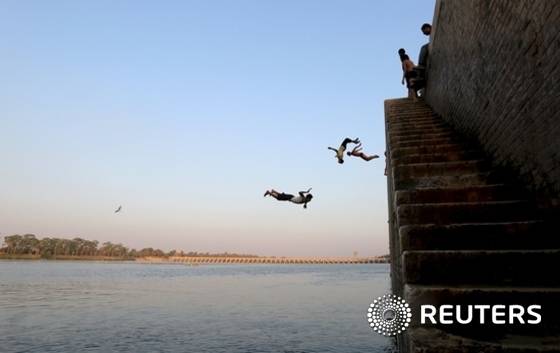 이집트 카이로 근교에서 소년들이 폭염을 피해 나일강으로 뛰어들고 있다. ⓒ News1 우동명