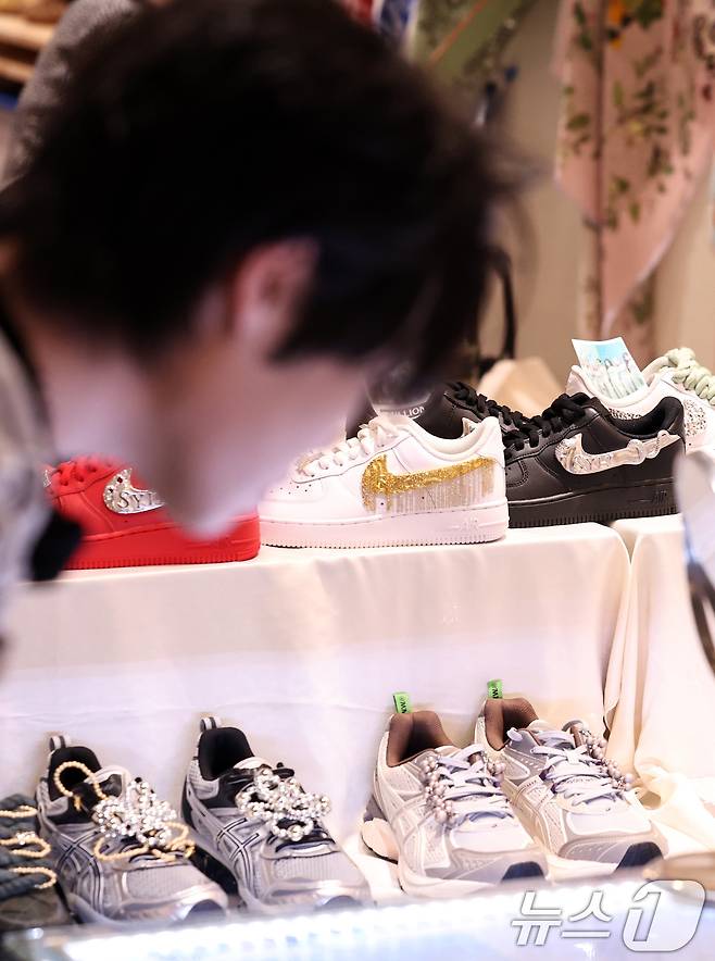 21일 오후 서울 강남구 코엑스에서 열린 '2024 트렌드페어'에서 참관인이 상품을 살펴보고 있다. 2024.8.21/뉴스1 ⓒ News1 구윤성 기자