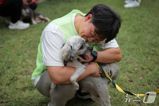 한국마즈 임직원들이 12일 발라당입양센터의 동물들을 위한 산책봉사를 하고 있다(센터 제공). ⓒ 뉴스1