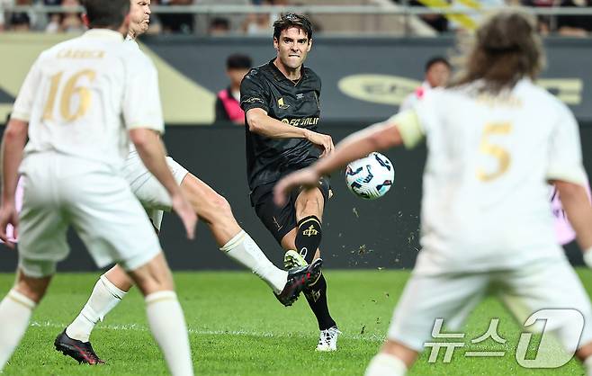 14일 오후 서울 마포구 서울월드컵경기장에서 열린 '2025 넥슨 아이콘매치' FC 스피어와 실드 유나이티드의 경기, FC스피어 카카가 슛을 시도하고 있다. 2025.9.14/뉴스1 ⓒ News1 김도우 기자