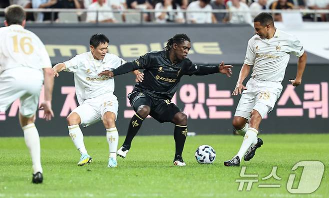 14일 오후 서울 마포구 서울월드컵경기장에서 열린 '2025 넥슨 아이콘매치' FC 스피어와 실드 유나이티드의 경기, FC스피어 클라렌스 세도로프가 공격을 시도하고 있다. 2025.9.14/뉴스1 ⓒ News1 김도우 기자