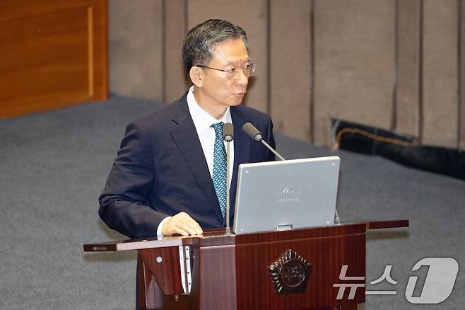 정성호 법무부 장관이 15일 서울 여의도 국회에서 열린 제429회 국회(정기회) 제5차 본회의에서 이해식 더불어민주당 의원의 정치에 관한 대정부 질문에 답하고 있다. 2025.9.15/뉴스1 ⓒ News1 유승관 기자